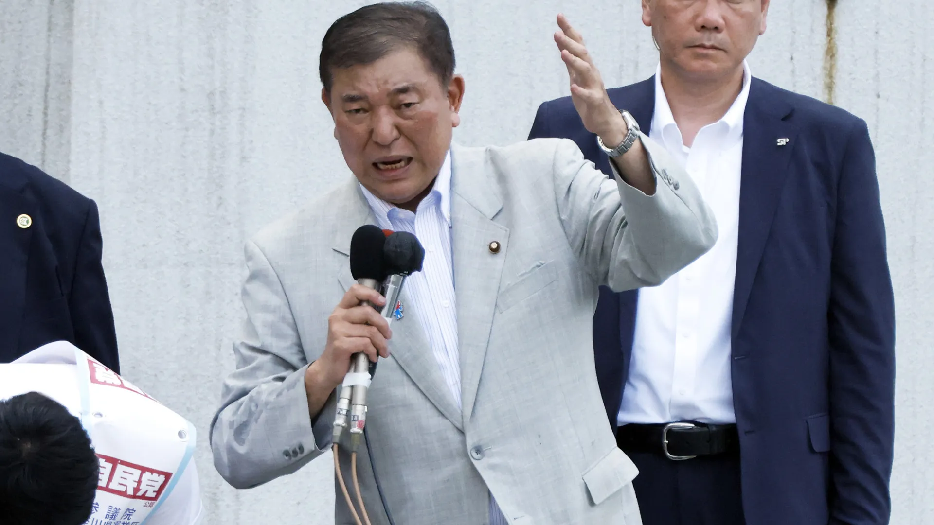 Premiê do Japão se agarra ao cargo após derrota expressiva em eleições - img