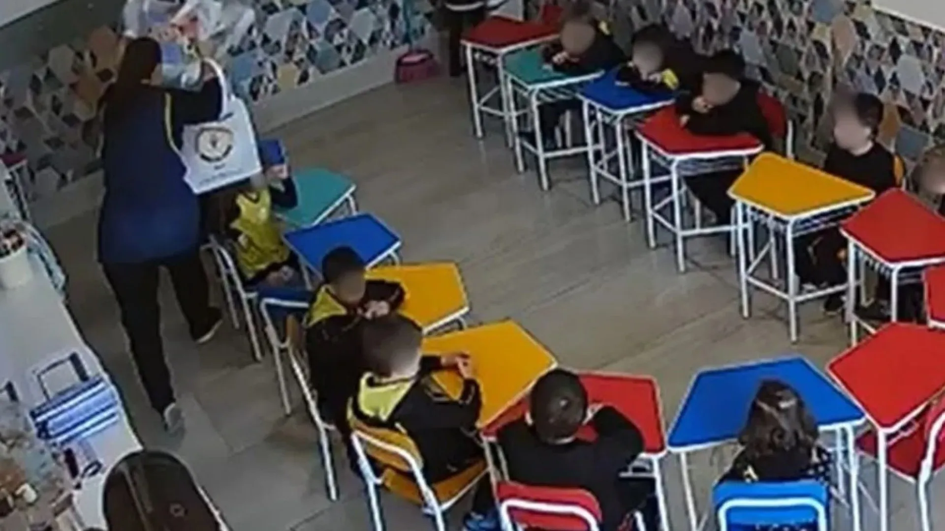 Professora agride aluno de 4 anos com pilha de livros no RS; vídeo - img