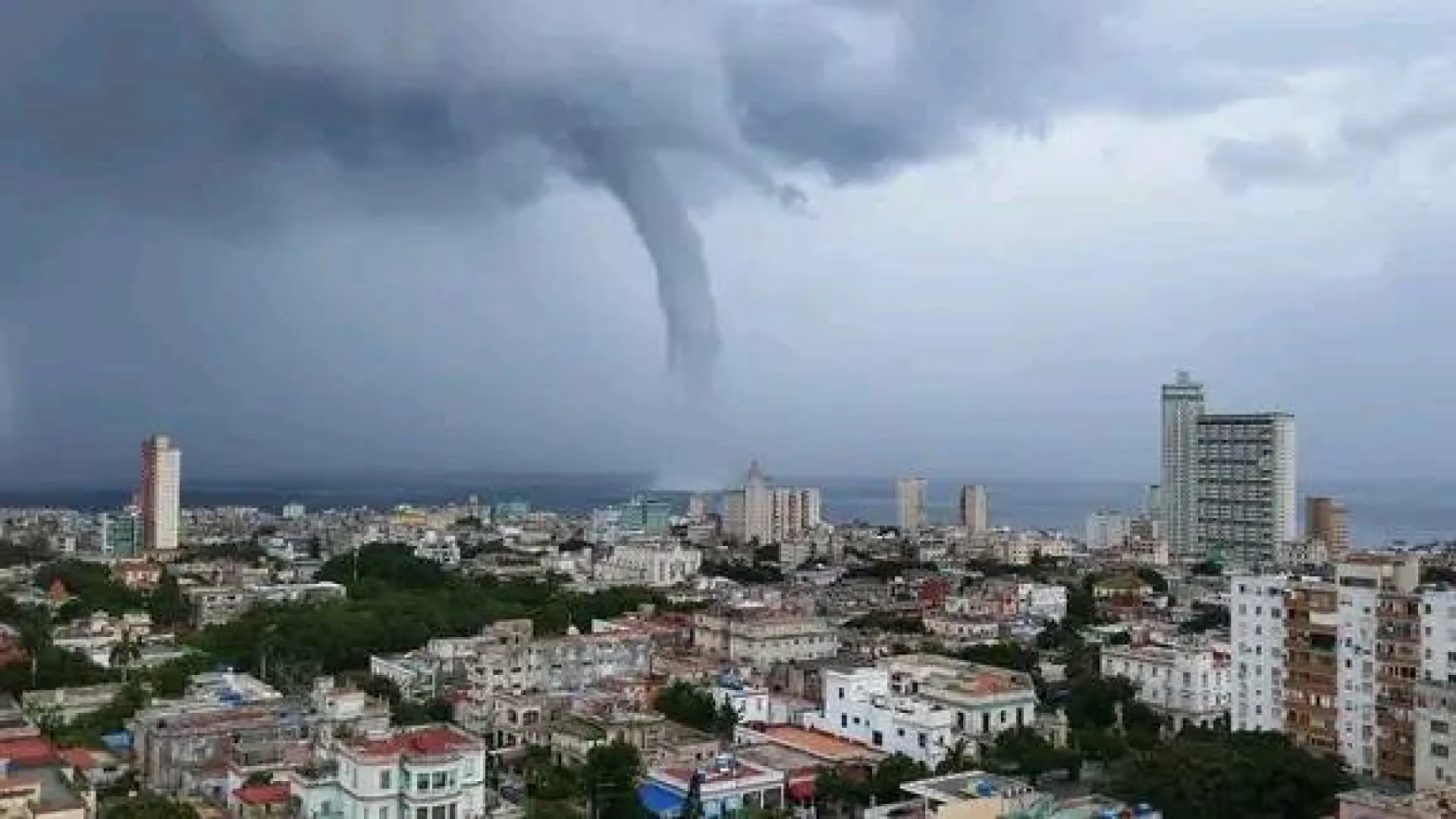 Tromba d'água se forma à 'beira' de Havana; imagens em Cuba impressionam - img