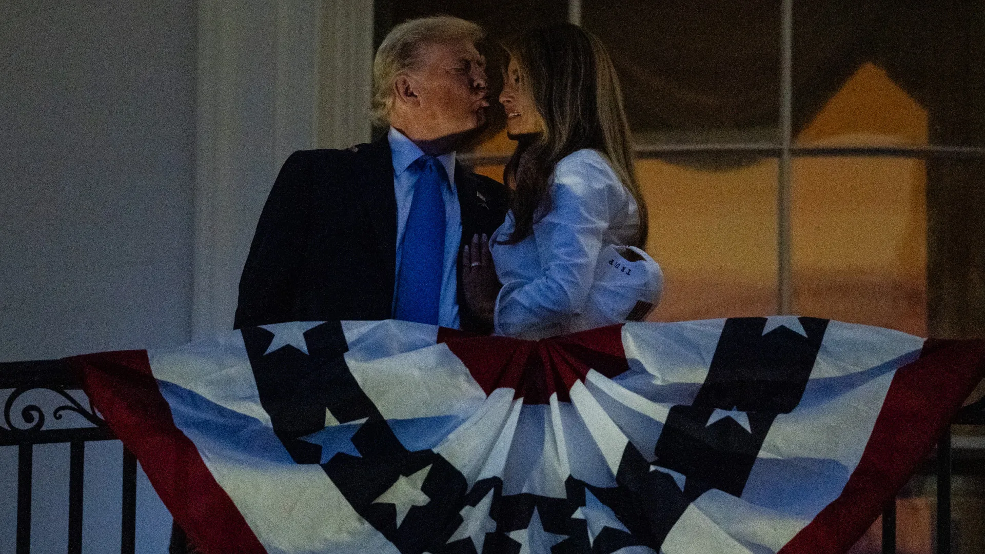 Trump agarra e beija Melania e o momento viraliza; vídeo - img