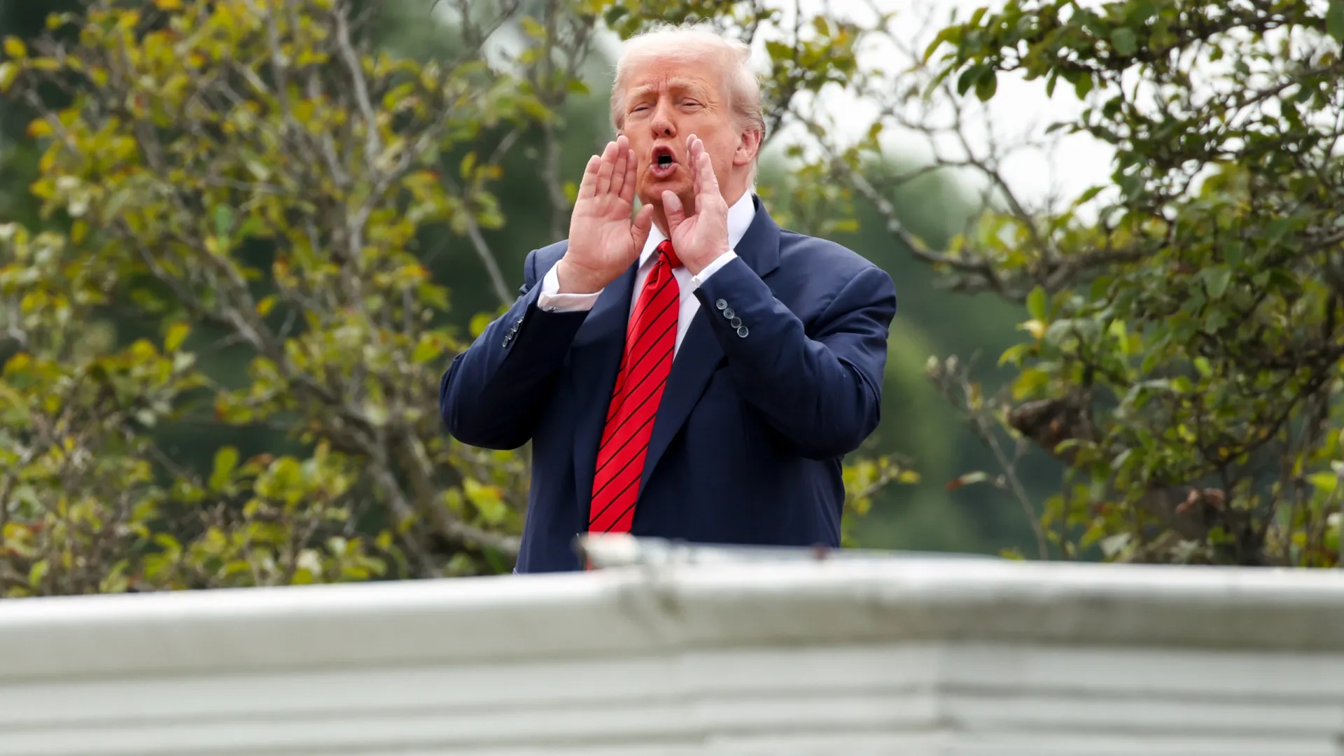 Trump avalia entrar com ação contra presidente do Fed por gastos com reforma - img