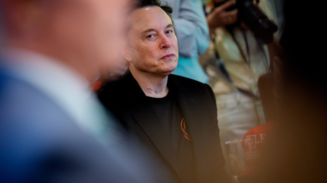 Trump sugere possibilidade de deportar Musk em meio a disputa - img