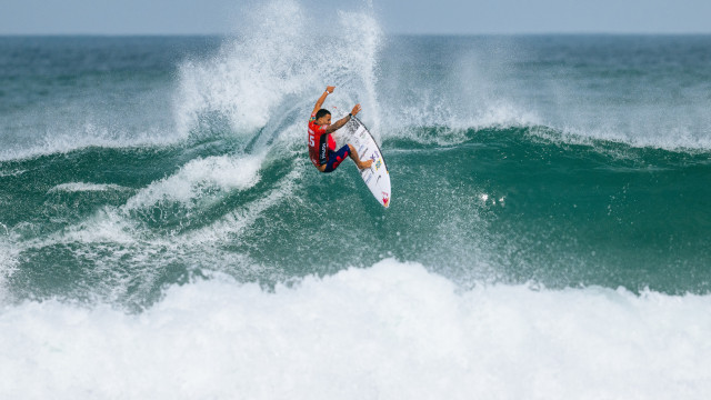 Yago Dora vai às quartas e vira líder do Mundial de surfe pela primeira vez - img