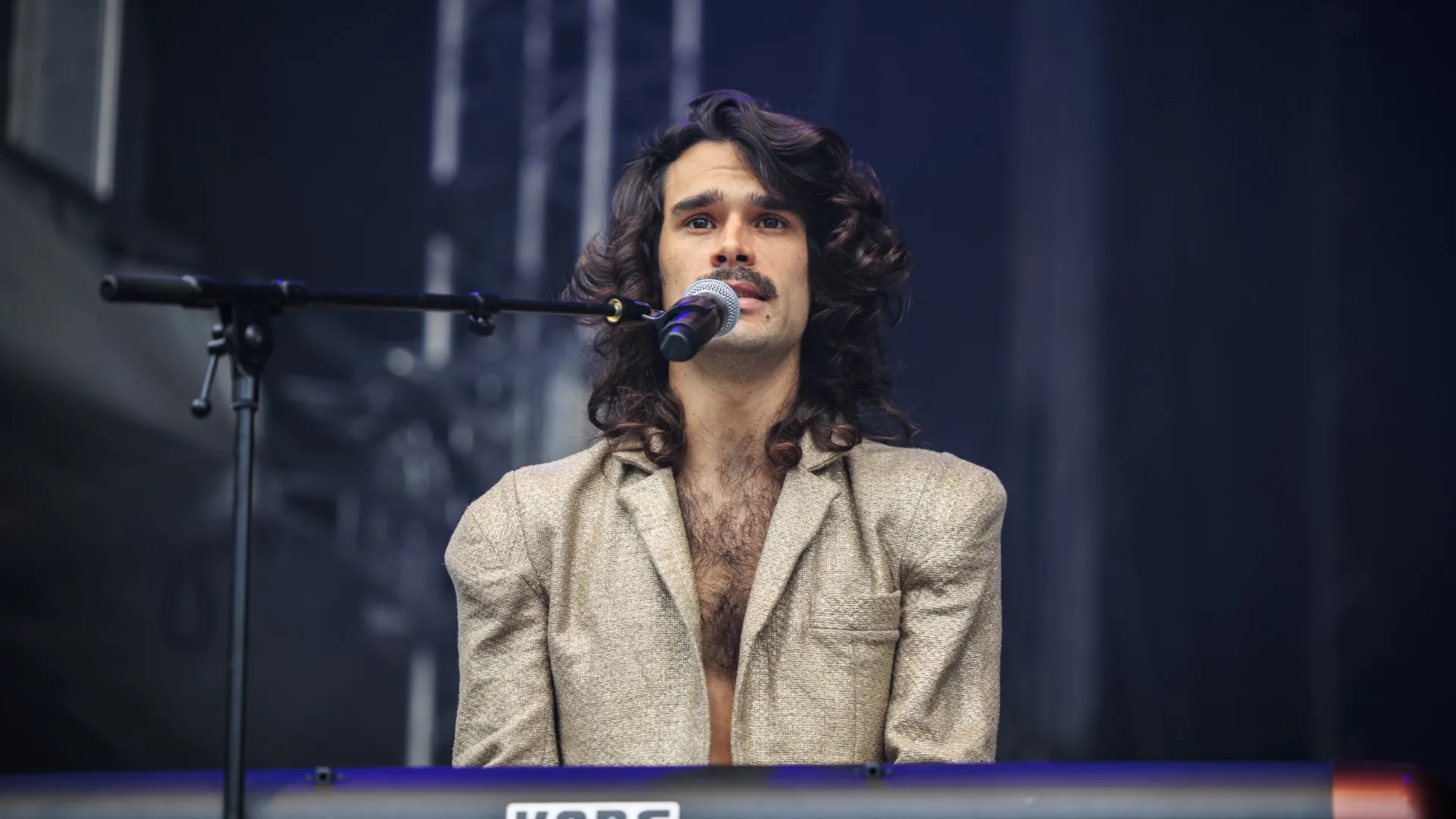 Zé Ibarra reflete sobre o mal estar contemporâneo com a própria imagem em disco - img