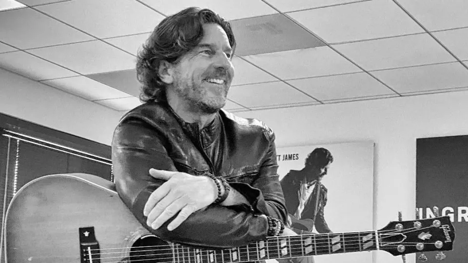 Acidente de avião faz 3 mortes.; cantor e compositor é uma das vítimas - img