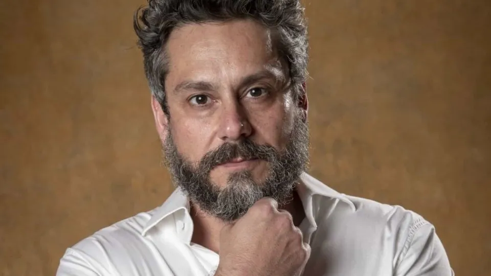Alexandre Nero fala sobre morte precoce dos pais e impacto da paternidade em sua vida - img
