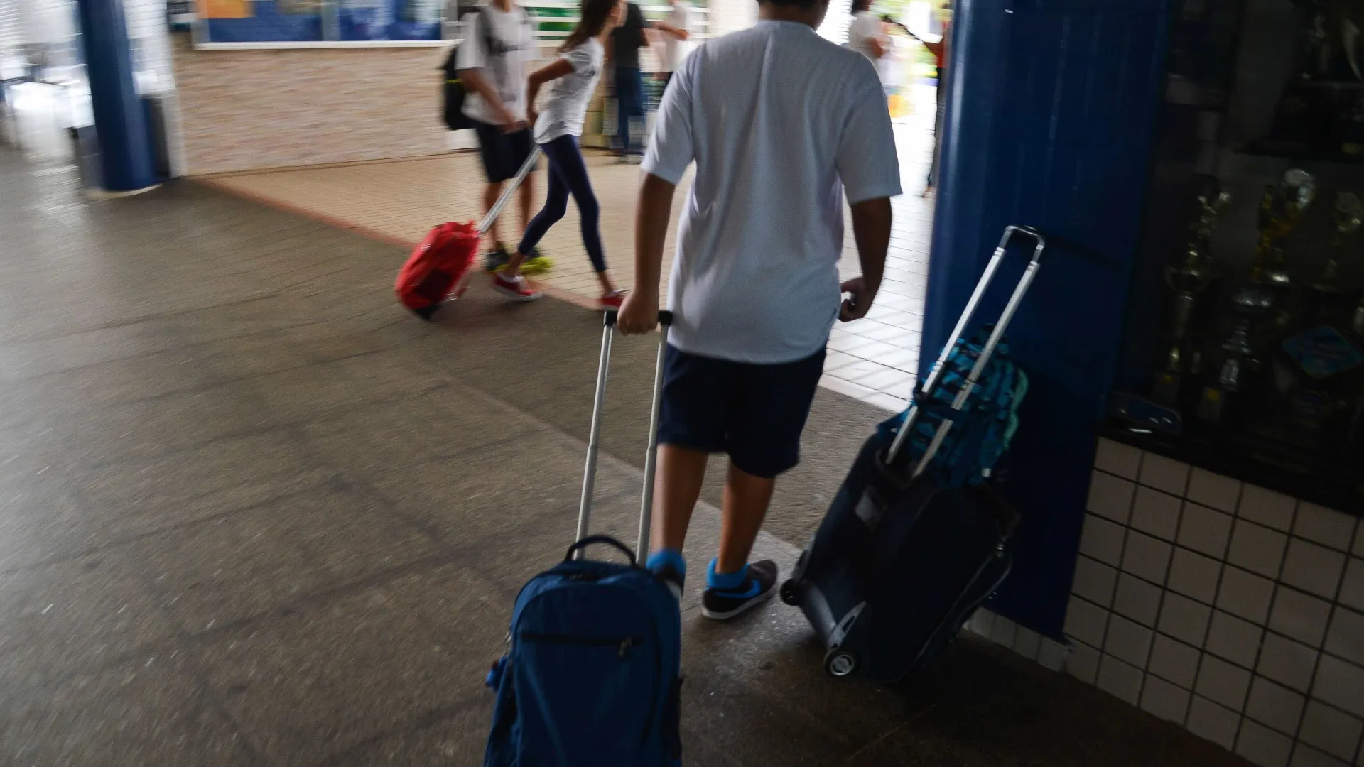 Alunos agora sem celular na escola voltam a brincar no intervalo e a ler no papel - img