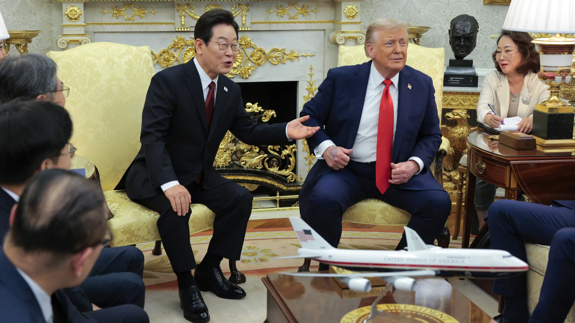 Após maquiagem, Trump surge com grande mancha roxa na mão; veja! - img