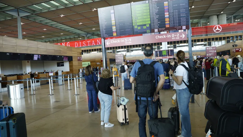 Ataque cibernético afeta aeroportos europeus - img