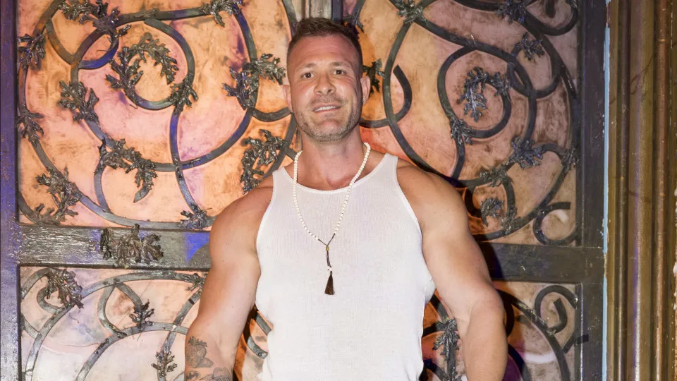 Ator pornô Austin Wolf recebe 19 anos de prisão por pornografia infantil - img