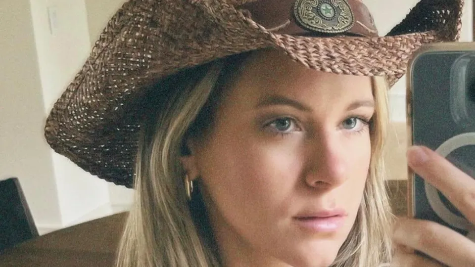 Atriz passa mal em voo e avião é interditado por mau cheiro; entenda - img