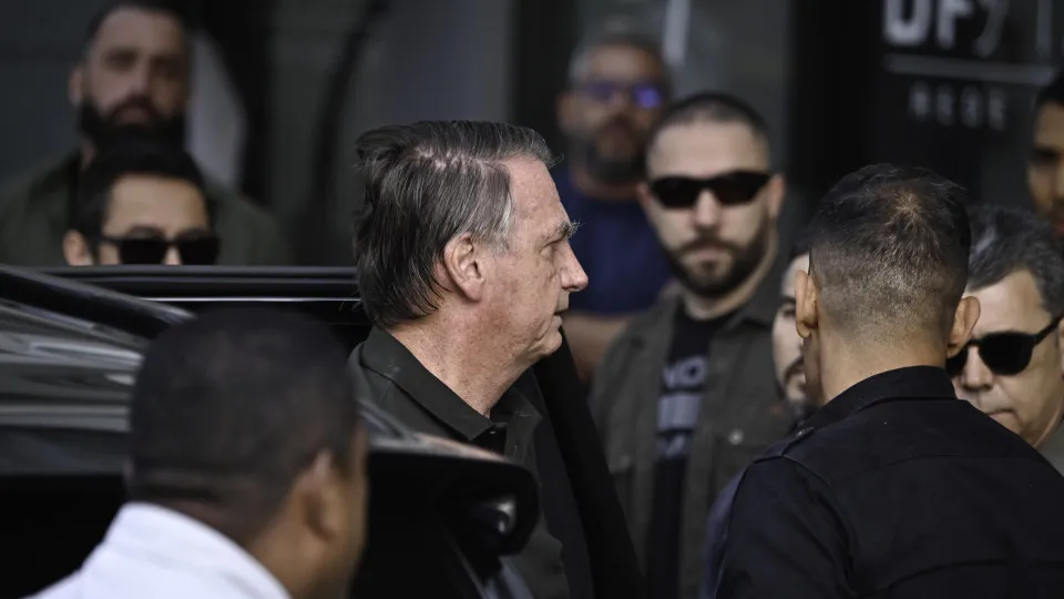 Moraes cita risco de Bolsonaro fugir para embaixada dos EUA e violação de tornozeleira na madrugada - img