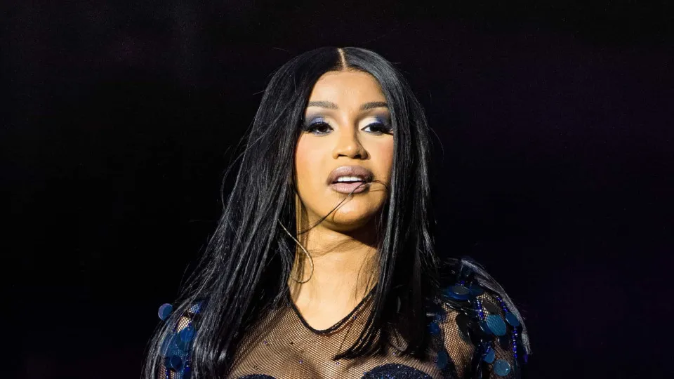 Cardi B tem dia de camelô e vende seu novo disco em metrô de Nova York - img