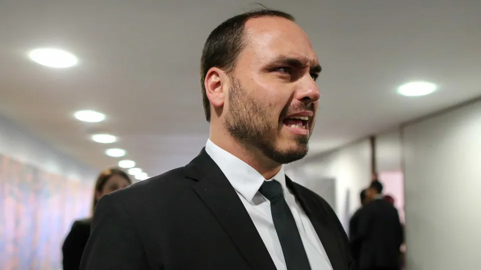 Carlos Bolsonaro mira Tarcísio e ironiza discurso de 'CEO' - img