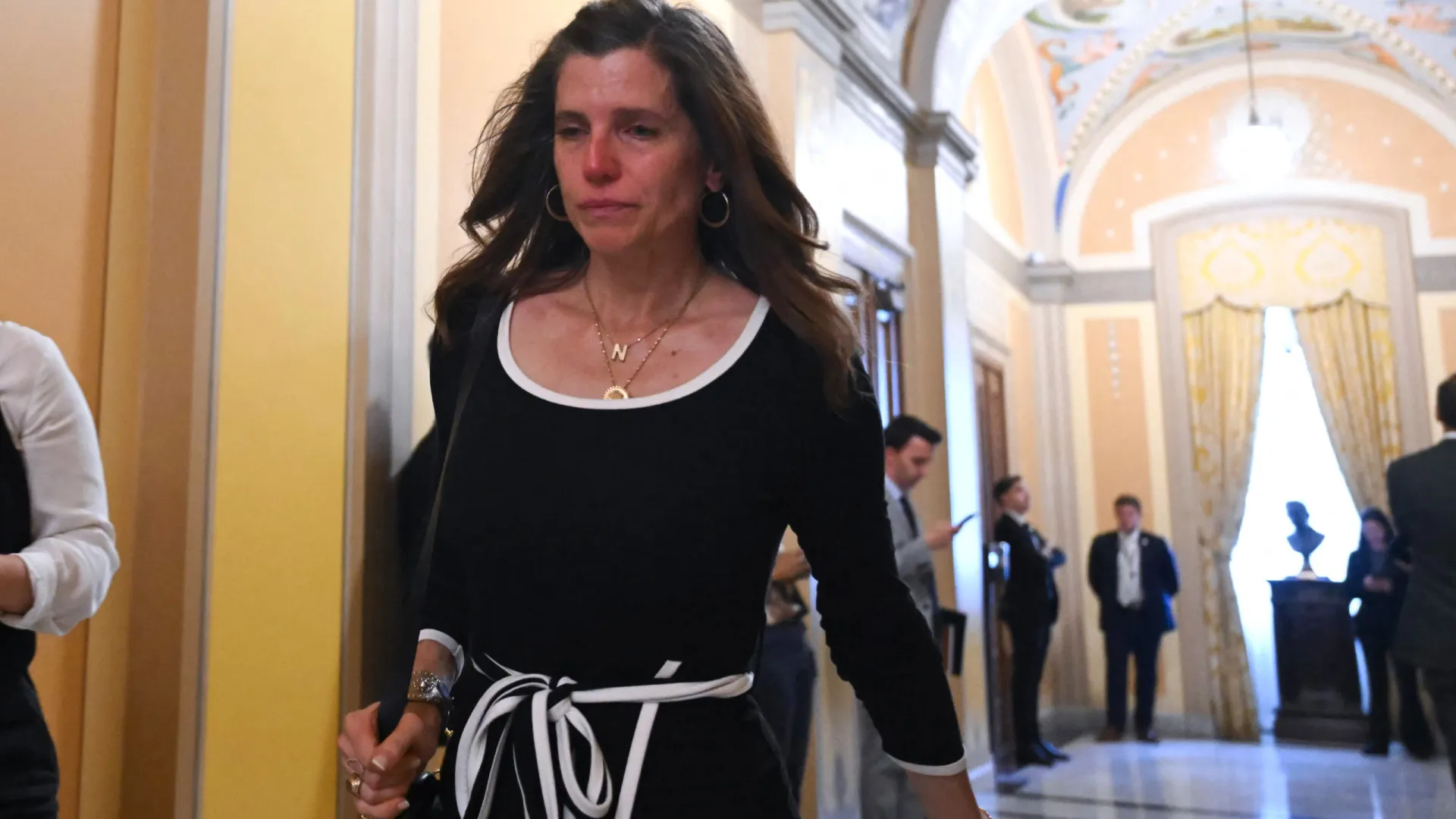 Congressista sai chorando de reunião com vítimas de Epstein: "Pânico" - img