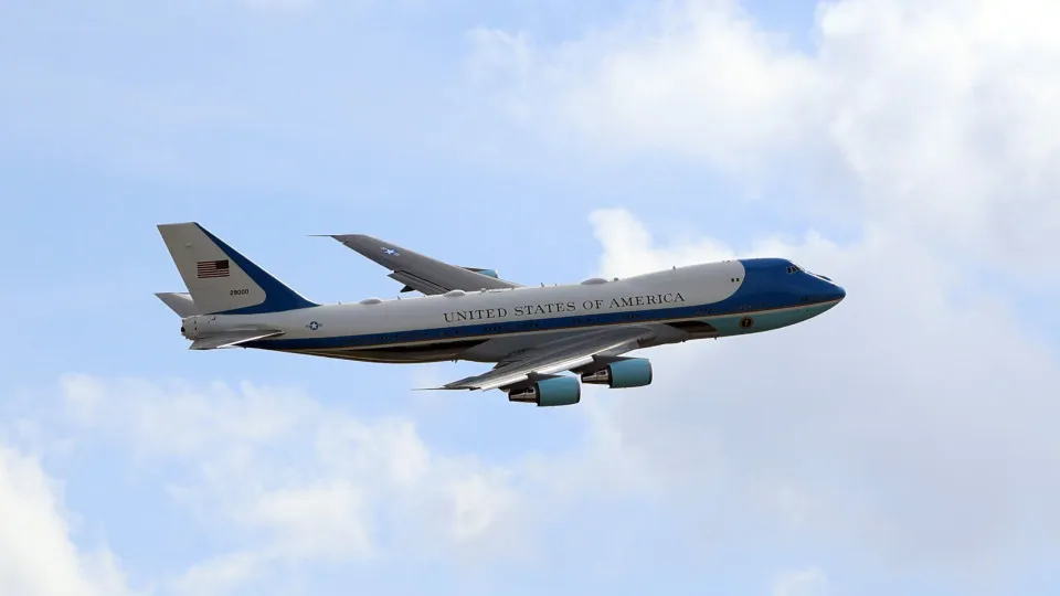 Controle aéreo obriga voo se afastar do Air Force One: "Prestam atenção!" - img