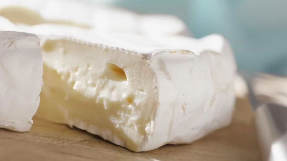 Dois mortos e 25 casos em surto de listeriose ligado a queijo francês - img
