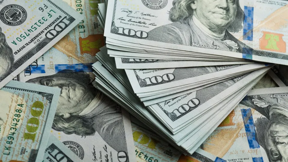 Dólar fecha em alta e Bolsa cai com ata do Fed e balanço da Nvidia no radar - img