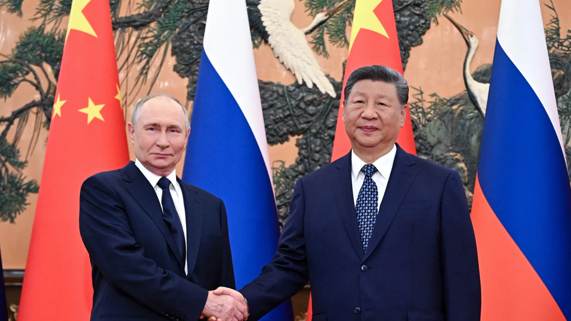 Em encontro com Xi, Putin afirma que relação entre países chegou a nível 'sem precedentes' - img