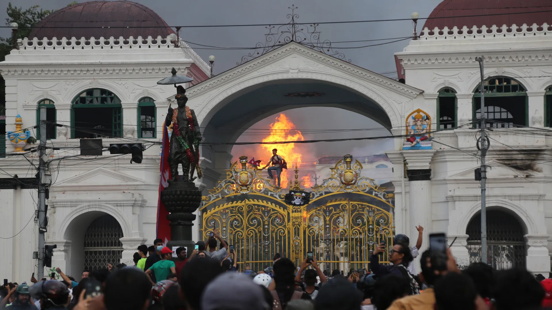 Esposa de ex-primeiro-ministro do Nepal é queimada viva durante protestos - img