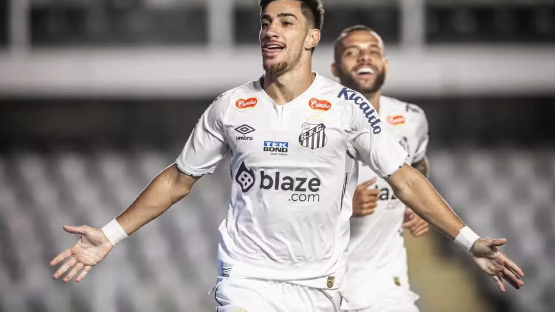 Ex-Santos dá chute no portão e ataca câmeras da casa da namorada; vídeo - img