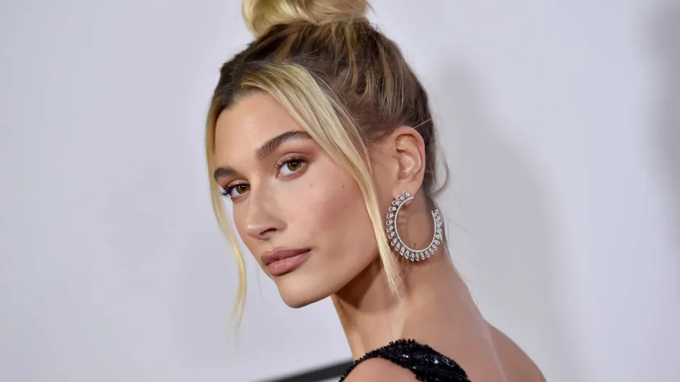 Hailey Bieber posa sensual e recebe elogios de estrelas da moda - img