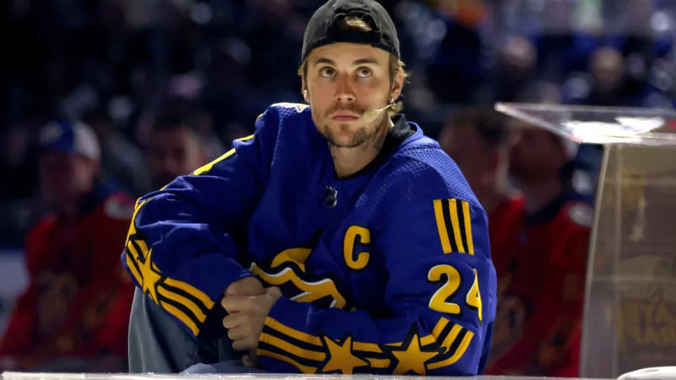 Justin Bieber relata queda de skate elétrico: 'Até cantar, rir, tudo dói' - img