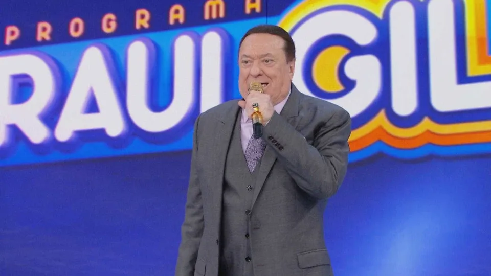 Internado, Raul Gil está estável após diverticulite aguda e desidratação - img
