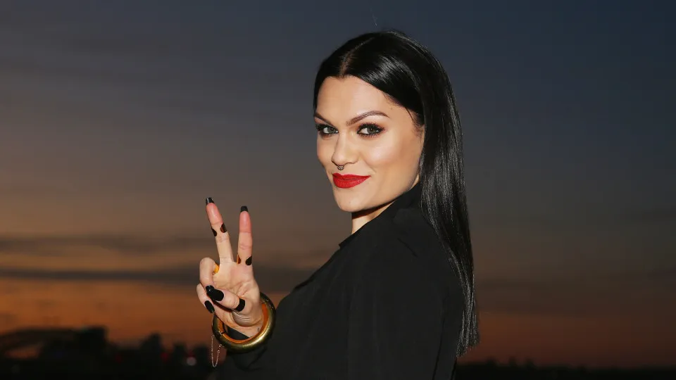 Jessie J faz alterações em show no The Town devido ao tratamento de câncer de mama - img