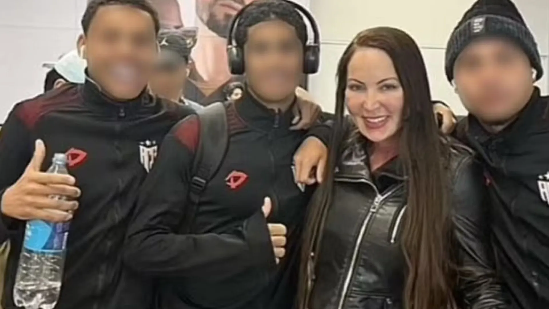 Jogadores do Atlético-GO são dispensados após foto com atriz pornô - img