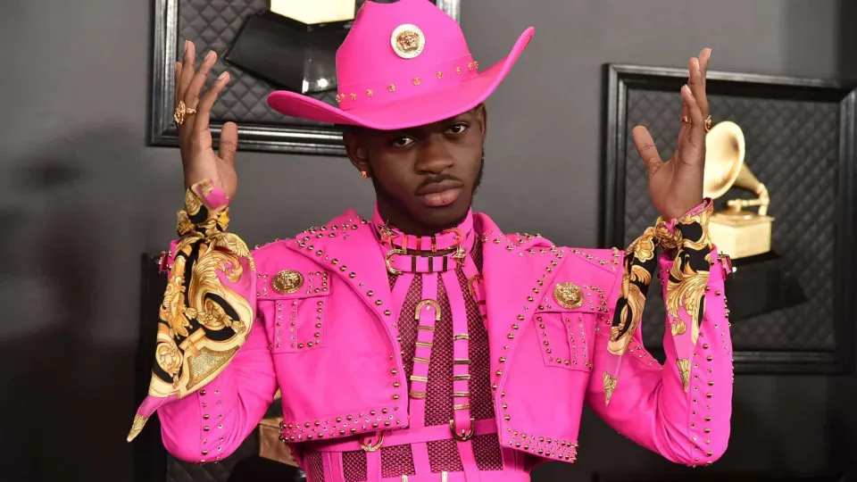 Lil Nas X diz que vai ficar bem após andar nu por ruas de Los Angeles e ser preso - img