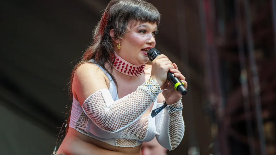 Lola Young, cantora de 'Messy', desmaia durante show e choca fãs; vídeo - img