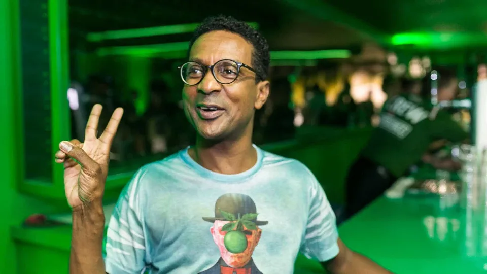 Luis Miranda chama confusão com mulher em protesto de episódio isolado - img
