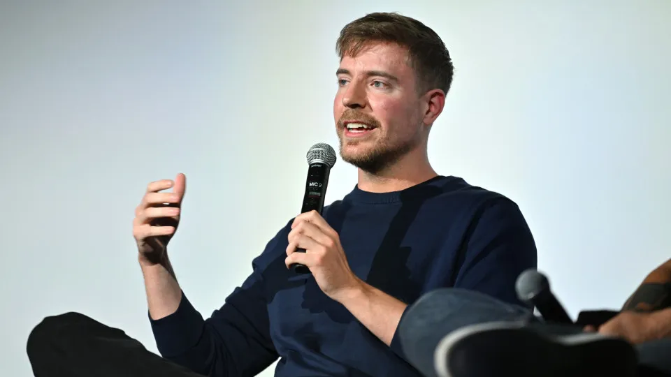 Maior influencer do mundo dá US$ 500 mil para homem fugir de casa em chamas - img