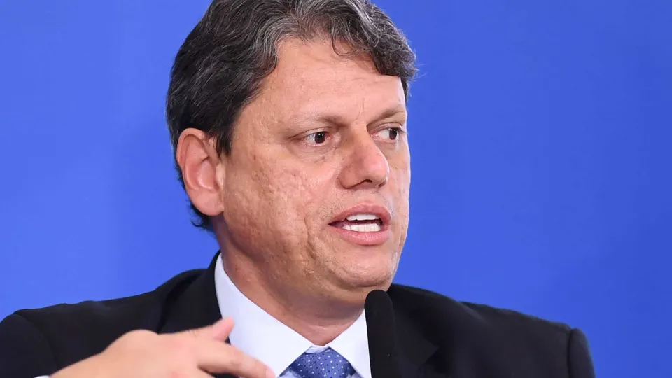 Tarcísio faz visita a Bolsonaro em prisão domiciliar ao lado de Flávio e Jair Renan - img