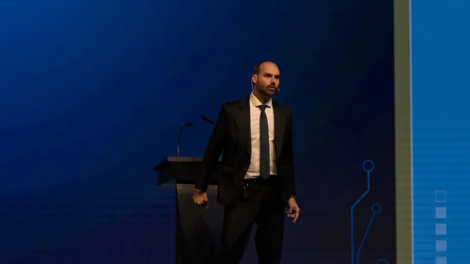 Motta barra Eduardo Bolsonaro como líder da Minoria e abre espaço para cassação por faltas - img