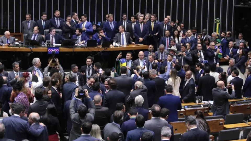 PEC também blinda deputados estaduais e ameaça processos em todo o país - img