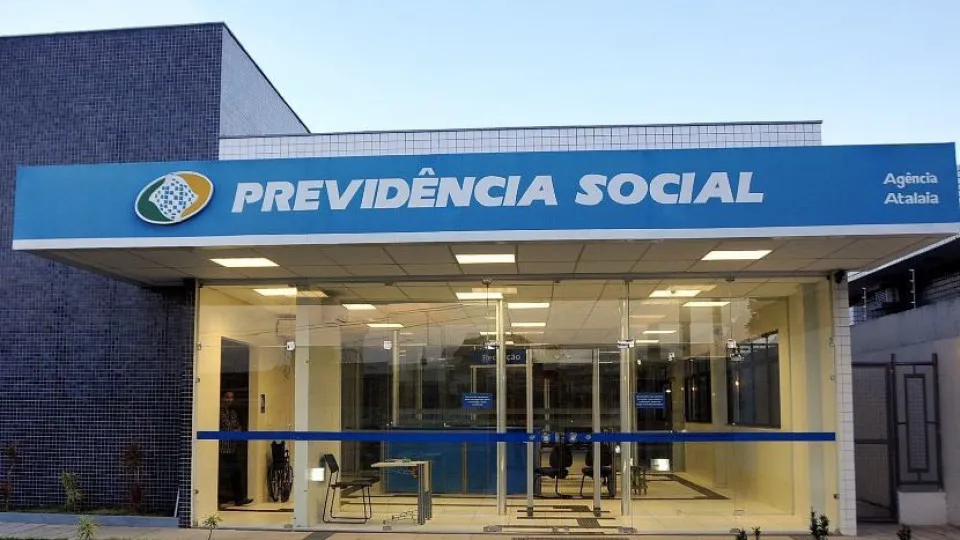 Fila do INSS cai para 2,6 milhões após atingir pico de 3,1 mi e levar à demissão de presidente - img