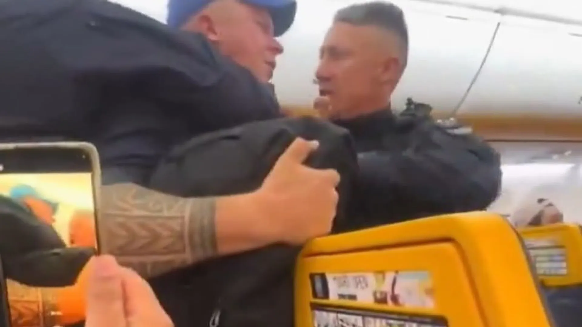 Passageiro bêbado tenta abrir porta e avião faz pouso de emergência - img