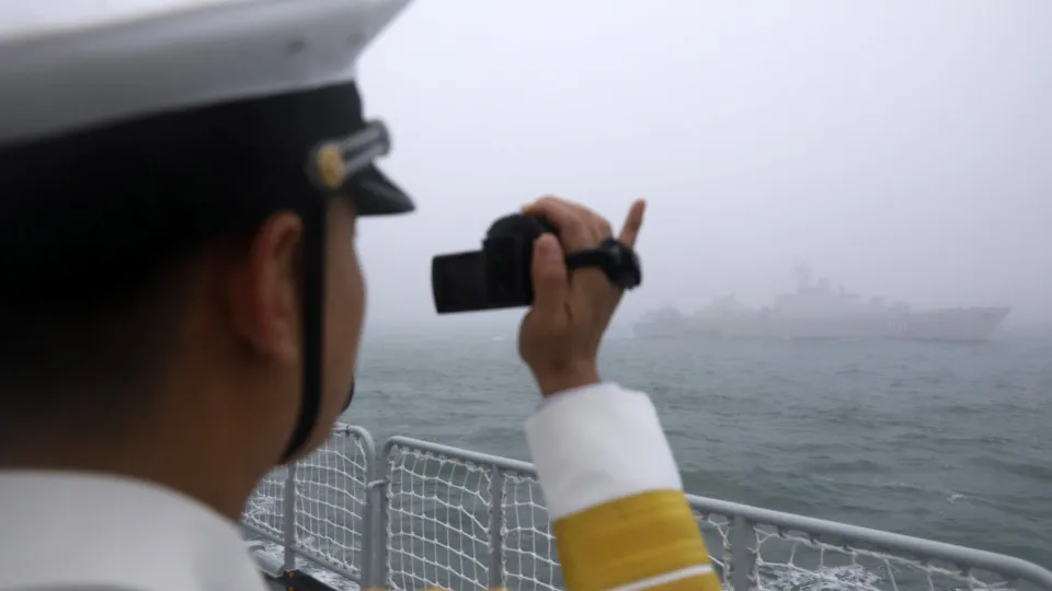 Pequim condena passagem de navios militares ocidentais no Estreito de Taiwan - img