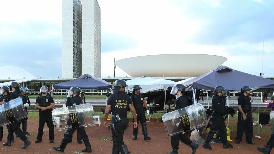 Polícia do Senado faz varredura com cão farejador e agentes usam drone no STF - img