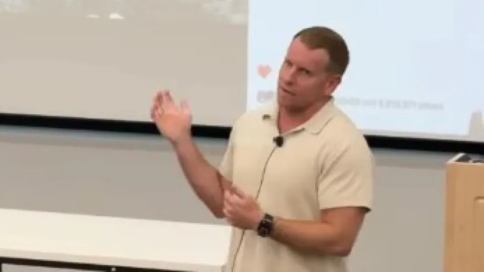 Professor 'acaba' aula após anúncio do noivado de Taylor Swift e viraliza - img