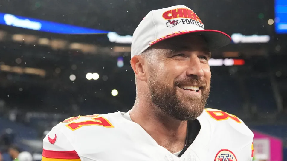 Quem é Travis Kelce, noivo de Taylor Swift que será atração da NFL no Brasil - img