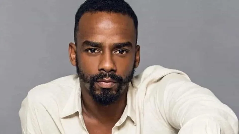 Raphael Logam deixa bandidos da ficção de lado para viver mestre de capoeira em série - img
