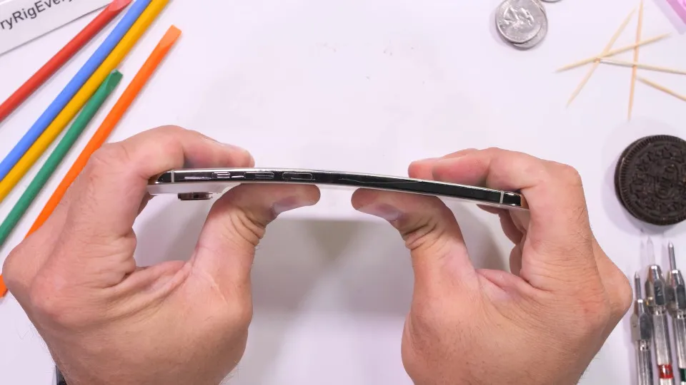 Será que o iPhone Air sobrevive a tentativa de ser quebrado ao meio? Veja - img