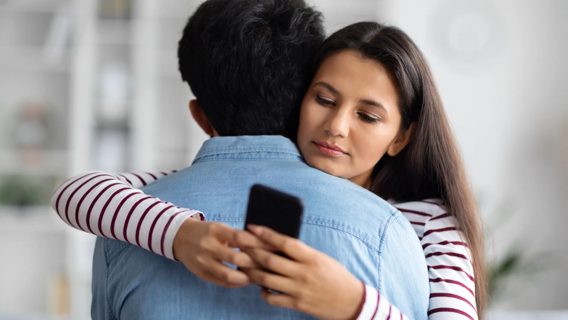 Trocar mensagens sexuais com IA é traição? Pesquisa responde - img