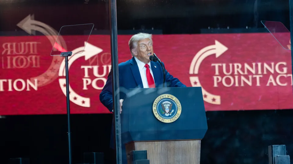 Trump transforma homenagem a Charlie Kirk em comício religioso e político - img