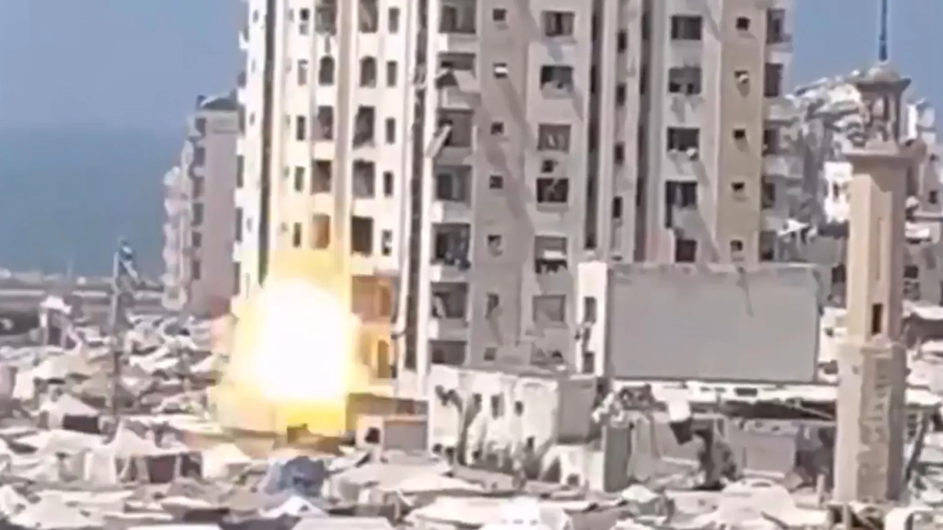 Veja o momento em que um edifício em Gaza colapsa após ataque israelense - img