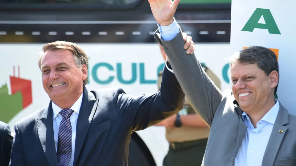 Aliados dizem que Bolsonaro deu aval a candidatura de Tarcísio, mas com Michelle de vice - img