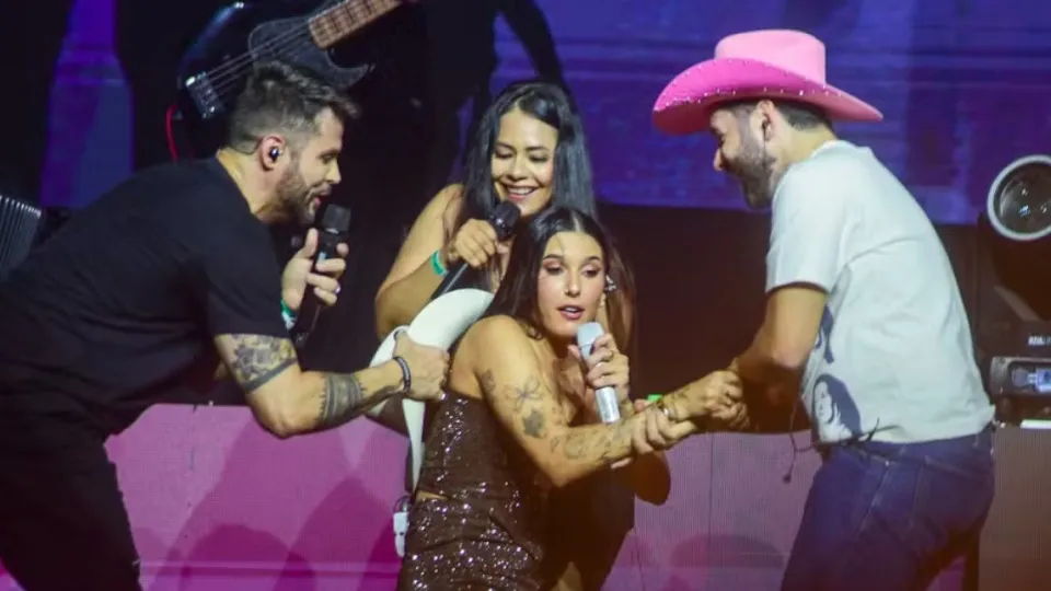 Ana Castela é derrubada no palco durante show; Zé Felipe estava na plateia - img